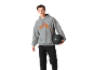 Homme en sweat à capuche gris et pantalon noir tenant un ballon lesté noir.