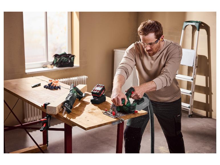 Homme utilisant une scie circulaire Parkside pour couper du bois sur un établi.
