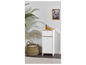 Armoire blanche avec tiroir et porte, panier en osier et décoration.