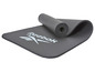 Un tapis de yoga Reebok enroulé.