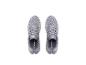 Chaussures de sport grises à semelle blanche, vue de dessus
