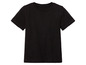 Un t-shirt noir à manches courtes.