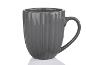 Une tasse en céramique grise avec une texture cannelée.