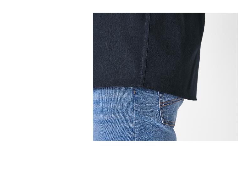 T-shirt noir avec jean bleu