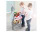 Deux enfants jouent avec un barbecue et des aliments jouets.