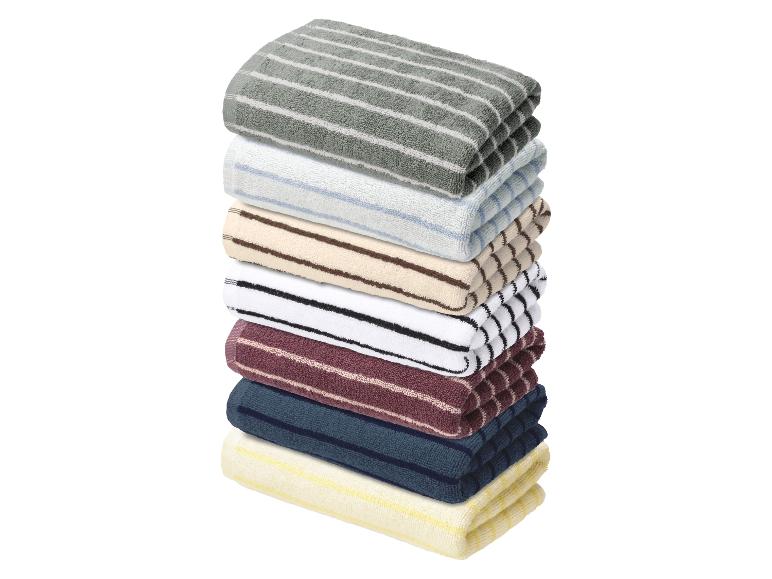 Pile de torchons rayés de différentes couleurs : gris, bleu clair, beige, blanc, bordeaux, bleu marine et jaune.