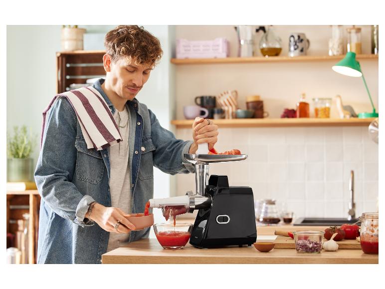 Préparation de sauce tomate avec un hachoir à viande Moulinex.