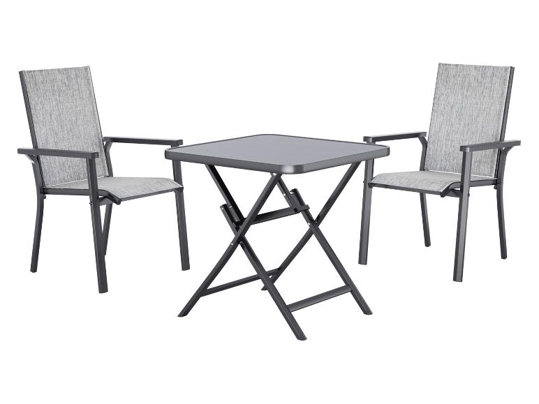Ensemble de mobilier de jardin: table pliante grise et deux chaises avec accoudoirs.