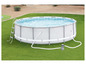 Une piscine ronde hors sol avec une échelle et une pompe filtrante.