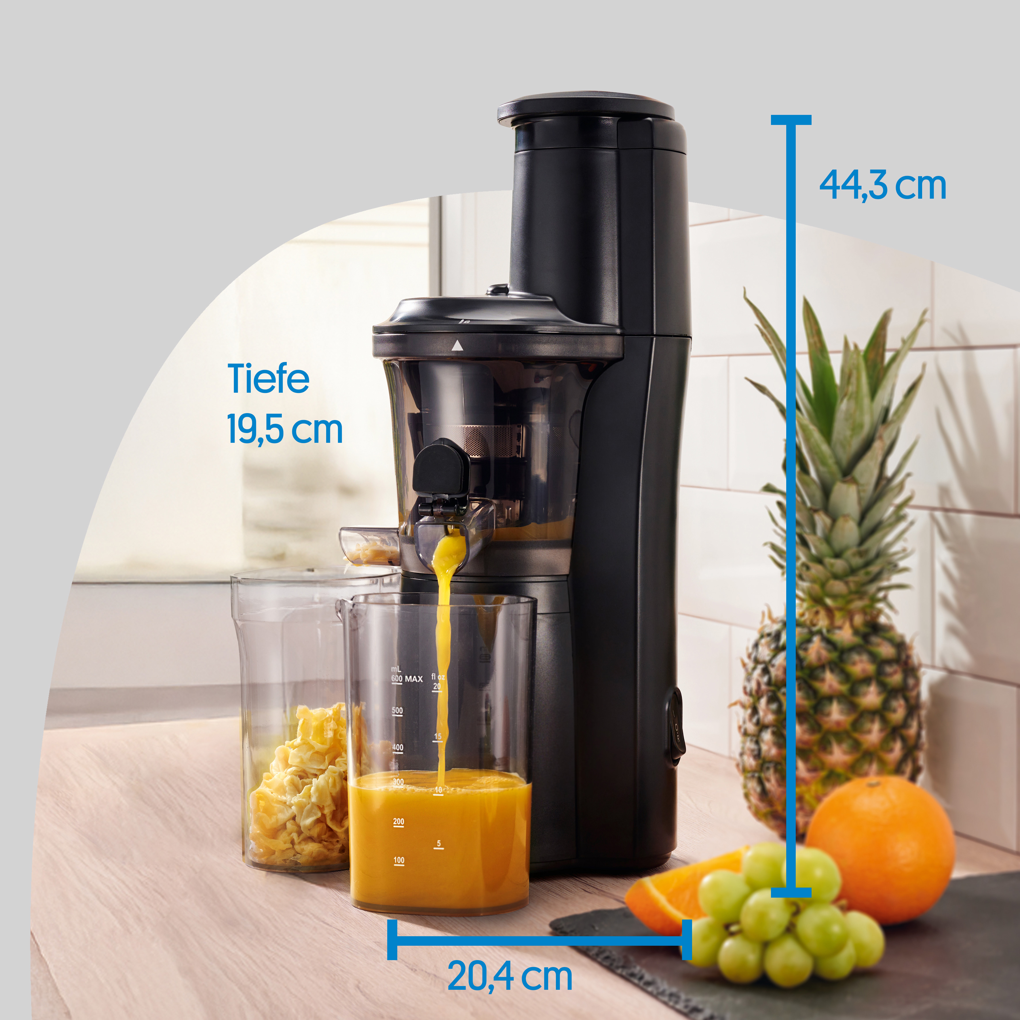 Dimensions de l'extracteur de jus lent : hauteur 44,3 cm, largeur 20,4 cm, profondeur 19,5 cm.