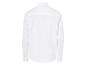 Chemise blanche à manches longues.