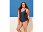 Une femme portant un maillot de bain noir en V.