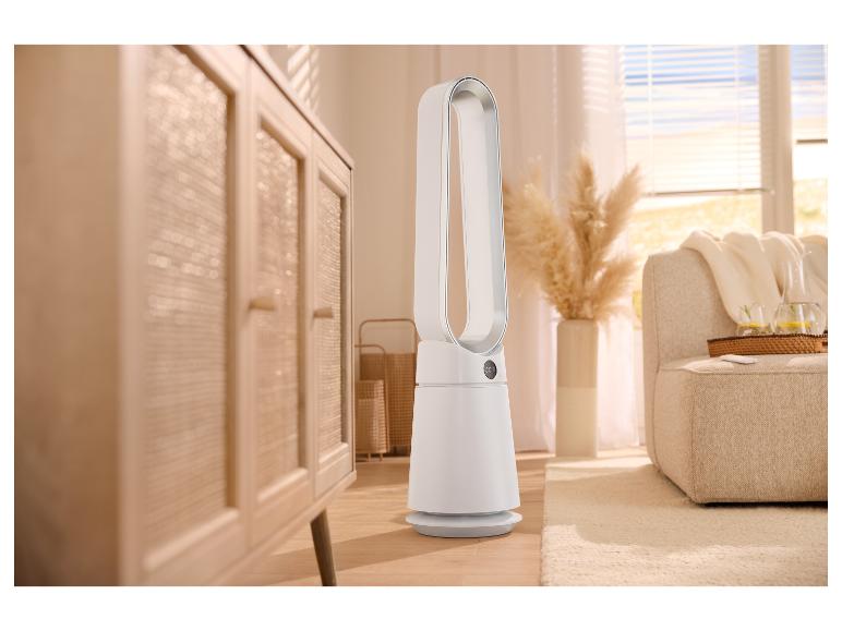 Ventilateur tour blanc dans un salon avec des meubles en bois et un canapé.