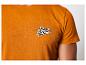 Un t-shirt orange avec le logo 'Raw Denim'.