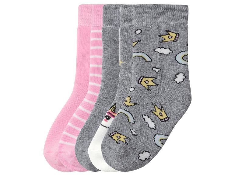 Quatre paires de chaussettes pour enfants, deux roses et deux grises avec des motifs de licorne et de couronne.