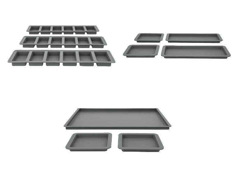 Conteneurs et plateaux de rangement modulaires gris, de différentes tailles et formes.
