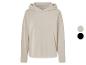 Sweat à capuche beige à manches longues.