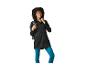 Femme en veste noire et legging bleu avec un sac à dos, souriante.