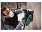 Un homme utilise une fraiseuse murale Parkside pour travailler sur un mur.