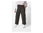 Pantalon large à imprimé léopard et baskets blanches.