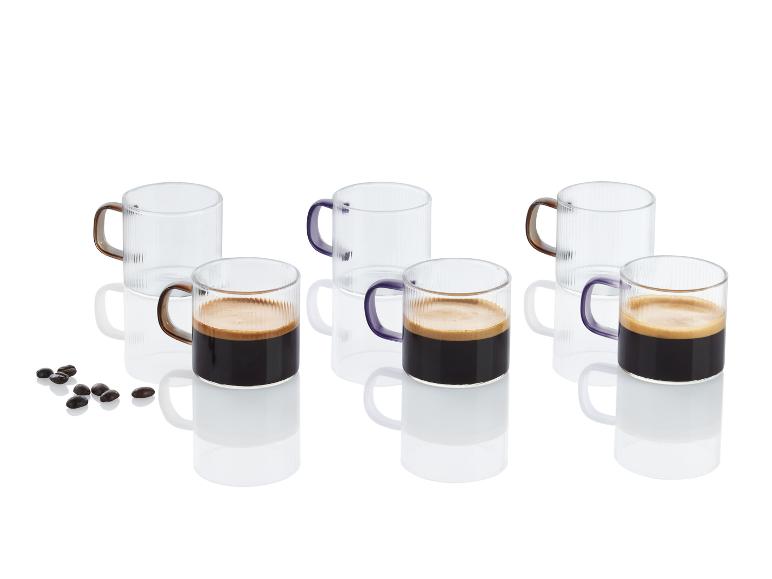Espresso dans des tasses en verre avec des poignées violettes.