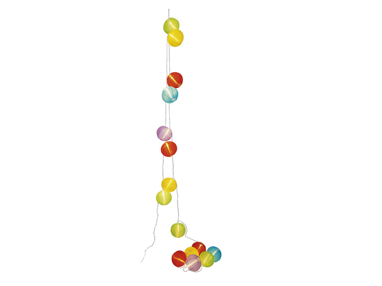Une guirlande de lampions ronds colorés.