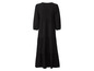 Une robe longue noire à manches longues.