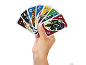 Main tenant des cartes de jeu sur le thème des super-héros, avec des personnages et des chiffres.
