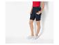 Shorts et baskets : vêtements décontractés pour femme.