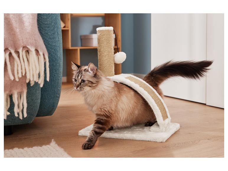Un chat joue avec un griffoir qui a une plate-forme en peluche et un poteau en sisal.