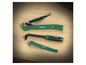 Quatre pinces Parkside sur une surface en bois.