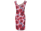 Une robe rose avec un motif de roses rouges.