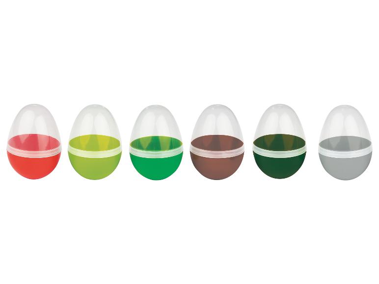 Six capsules en plastique transparent et coloré, de différentes nuances de vert, rouge, marron et gris.