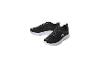 Paire de chaussures de sport noires et roses à semelles blanches