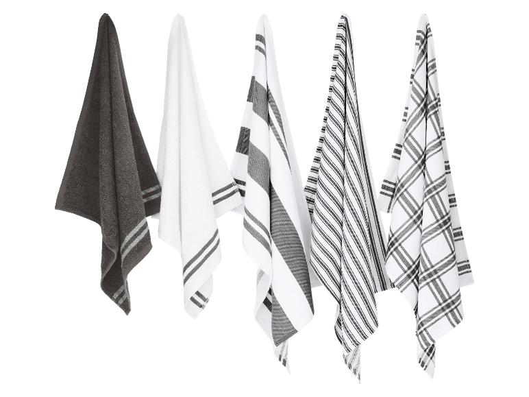 Ensemble de cinq torchons gris et blancs à rayures et carreaux.
