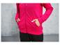 Un sweat-shirt à capuche rose et un pantalon de survêtement noir.