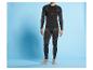Un homme porte des sous-vêtements thermiques noirs