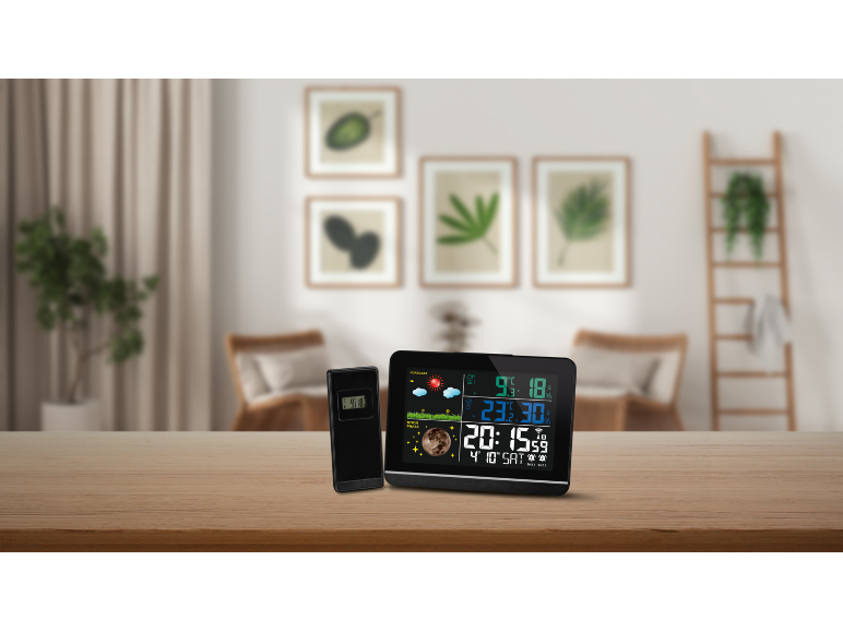 Horloge et thermomètre numériques modernes sur une table en bois.