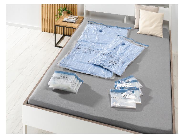 Sacs de compression MAX pour vêtements et couvertures, sur un lit.