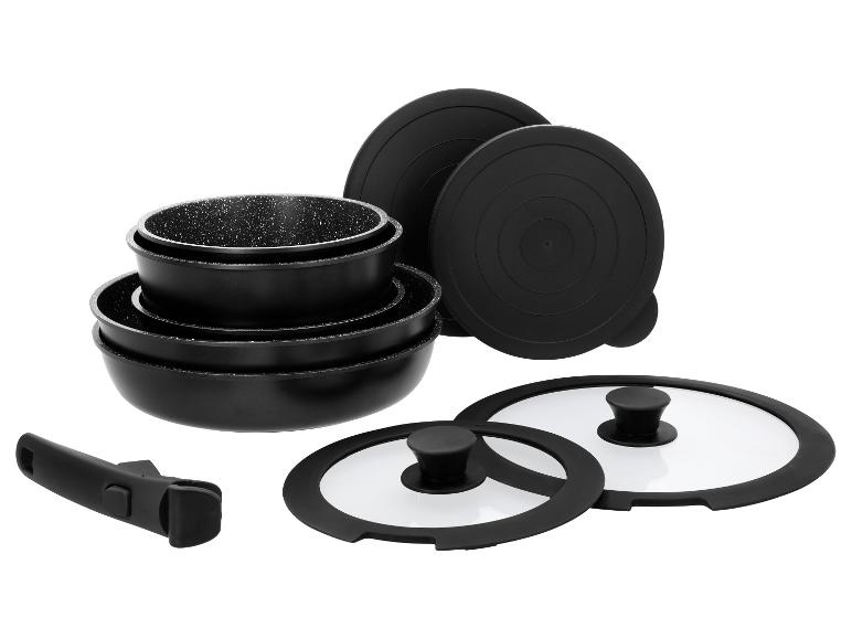 Ensemble de casseroles et poêles noires avec poignées amovibles et couvercles en silicone et verre.