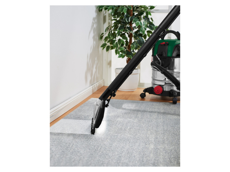 Un nettoyeur vapeur Kärcher nettoie un tapis.