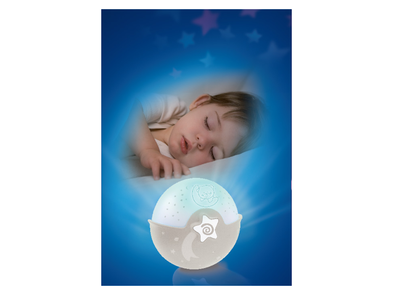 Bébé dormant paisiblement près d'une veilleuse douce et étoilée.