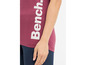 Un t-shirt rose avec le logo Bench.