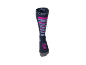Chaussette de sport bleu foncé avec rayures roses et violettes, et texte blanc.