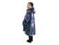 Enfant portant un sweat-plaid Nevermore Academy gris et violet.