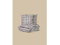 Parure de lit à carreaux avec couette et deux oreillers sur fond beige.
