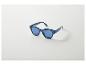 Lunettes de soleil bleues avec verres bleus sur fond blanc