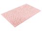 Tapis de bain rose clair, texture moelleuse.