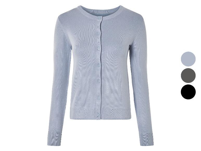 Un pull en tricot bleu clair à boutons.