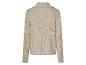 Pull beige à col roulé.